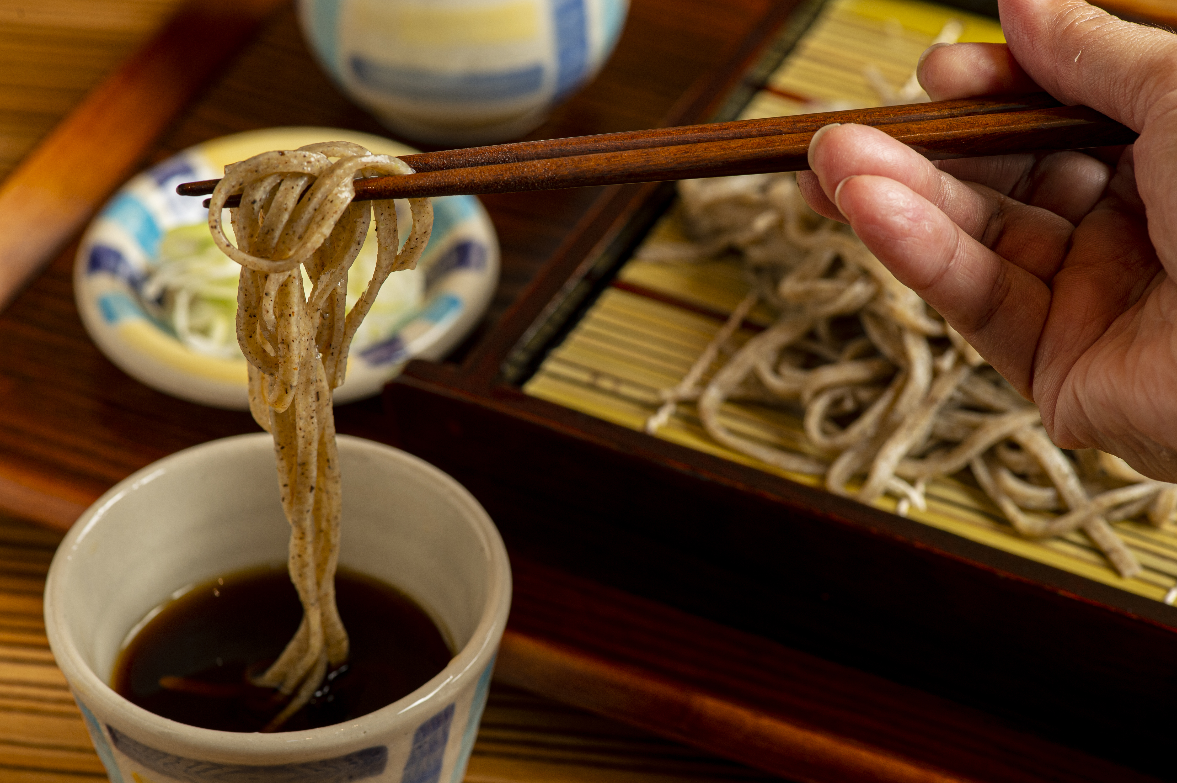 北海道産蕎麦粉を使用。つゆは3種の鰹を組み合わせた自家製